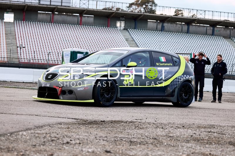 Auto mit Startnummer 54 auf der Rennstrecke