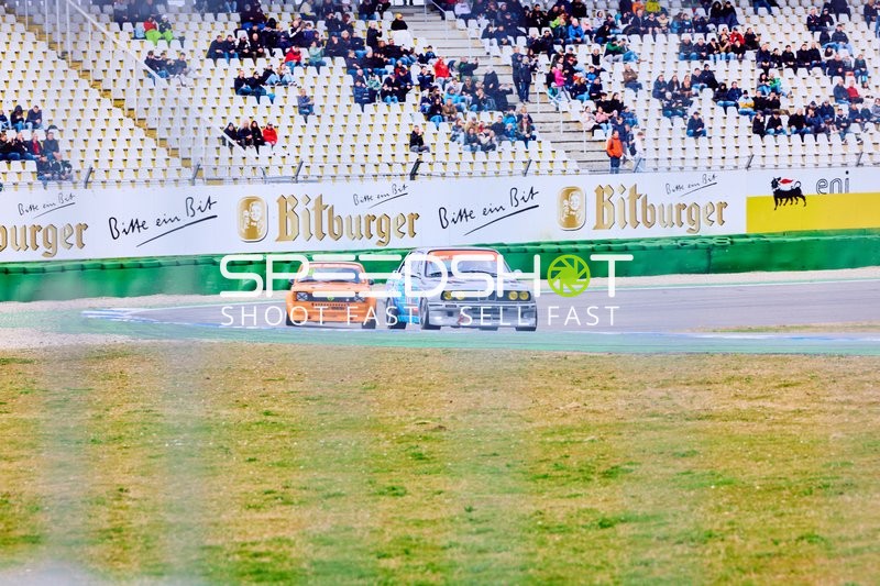 Spannendes Rennen in der Kurve beim BMW 318i Cup