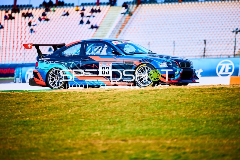 Rennwagen fährt auf dem Hockenheimring