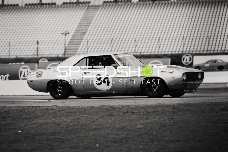 Klassisches Rennwagen-Design auf der Strecke