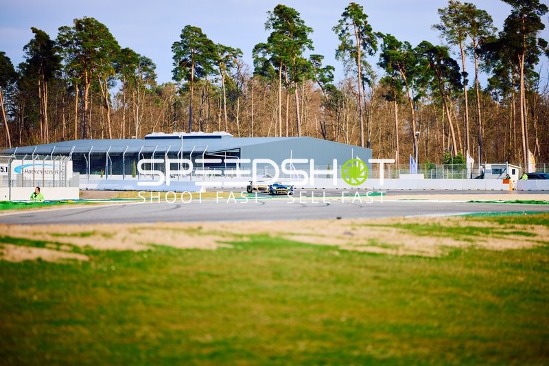 Fahrzeug auf der Rennstrecke in Hockenheim