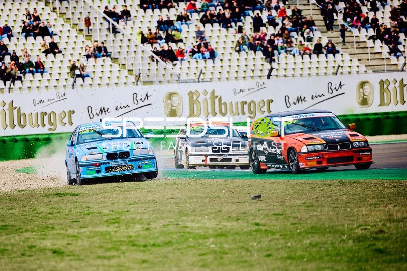 Enges Rennen in der Kurve beim 318ti Cup