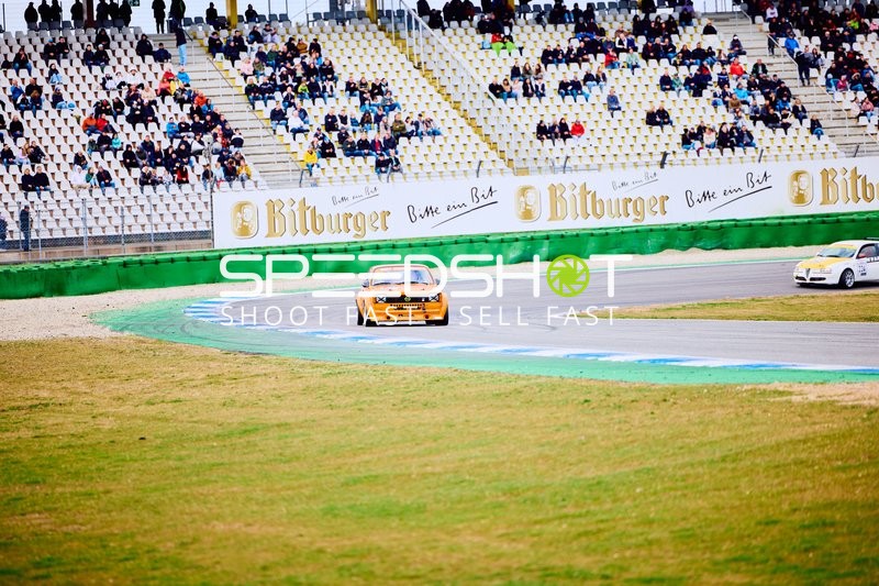 Rennwagen in Kurvenfahrt auf dem Hockenheimring