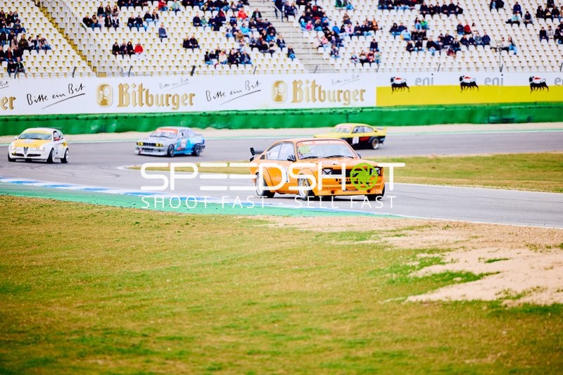 Rennwagen in Aktion auf dem Hockenheimring