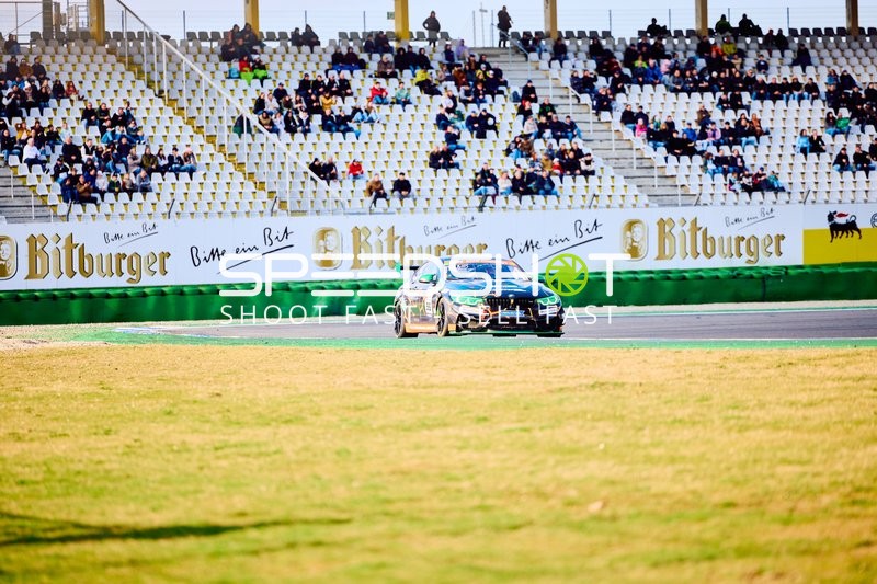 Rennauto während des BMW 318i Cups auf der Strecke