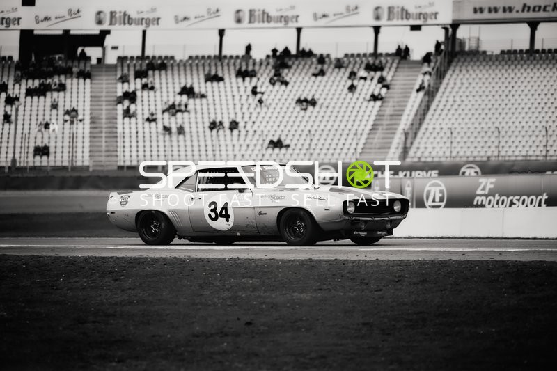 Klassisches Fahrzeug Nummer 34 im Rennen