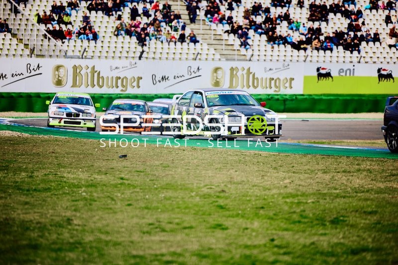 BMW Rennwagen konkurrieren auf der Strecke