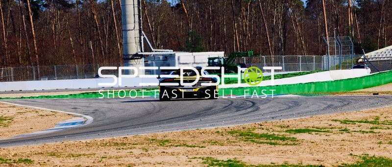 Rennwagen in voller Fahrt durch die Kurve