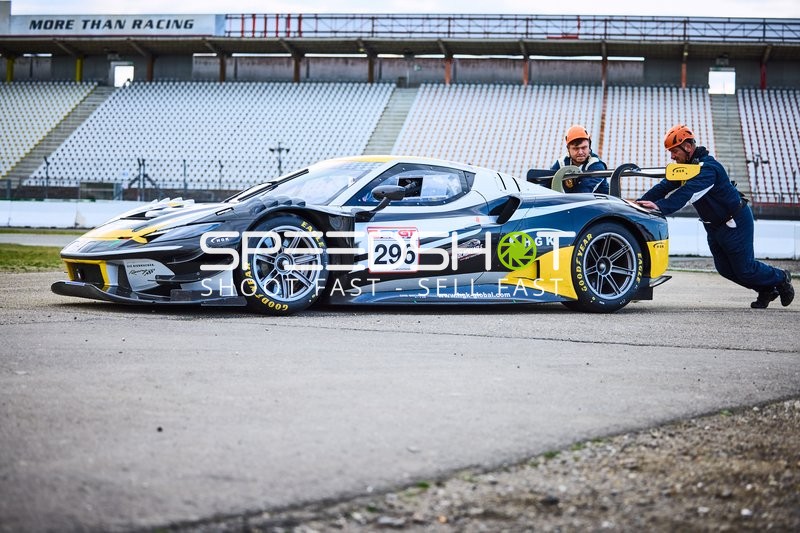 Rennwagen mit Startnummer 296 wird geschoben