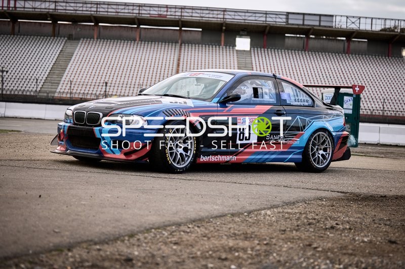 BMW Rennauto auf der Rennstrecke