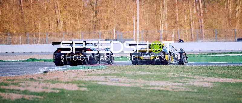 Zwei Sportwagen im Rennen auf dem Hockenheimring