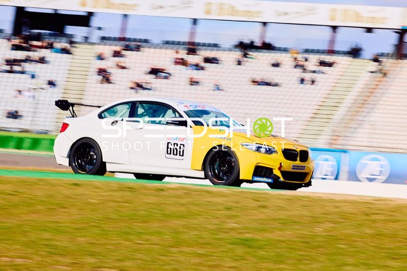 Rennauto Nummer 660 in Aktion