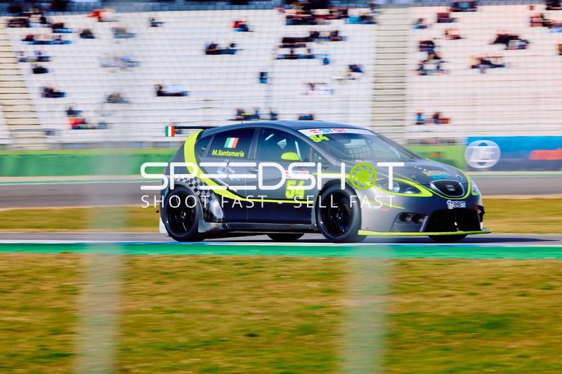 Rennwagen mit Startnummer 54 in Aktion