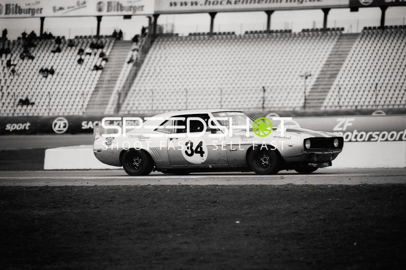 Fahrzeug Nummer 34 auf der Rennbahn