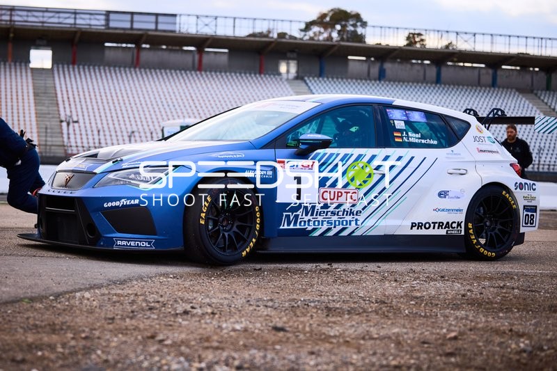 Rennwagen von Mierschke Motorsport auf der Strecke