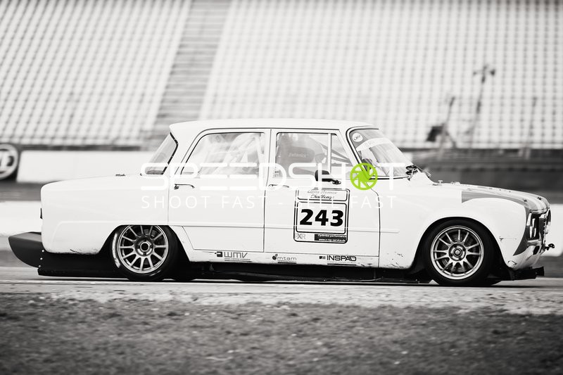 Klassischer Rennwagen mit Nummer 243 in Aktion