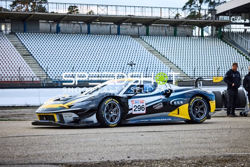 Rennauto mit der Nummer 296 bei den Vorbereitungen