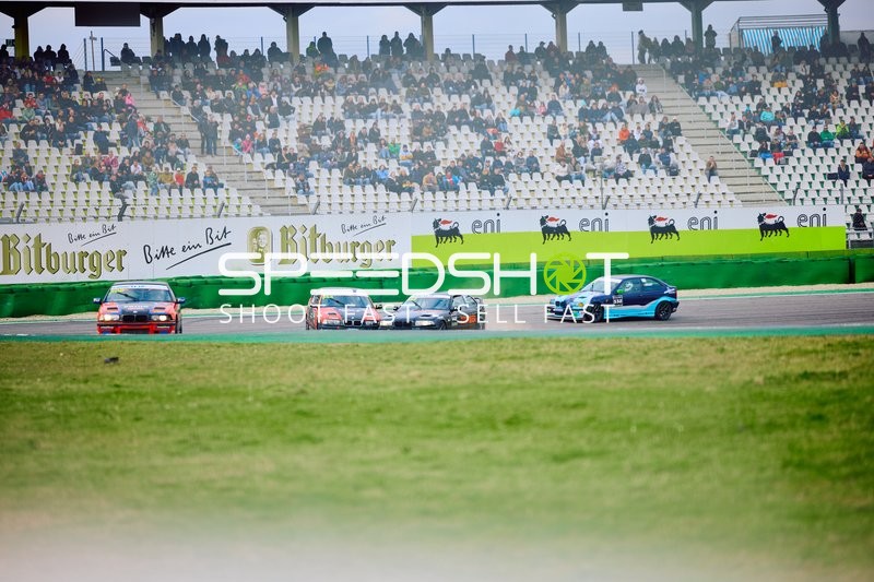 Spannende Kurvenfahrt beim Rennen in Hockenheim