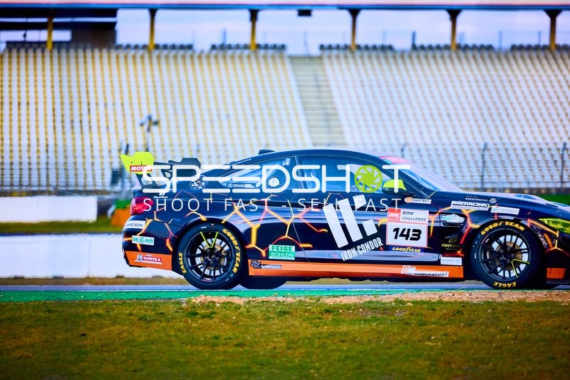 Rennfahrzeug Nummer 143 auf der Strecke