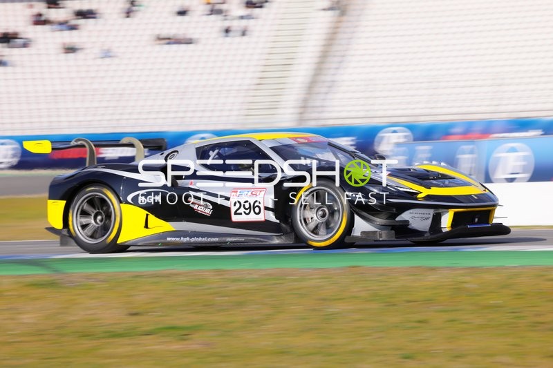 Rennwagen mit Startnummer 296 in voller Fahrt