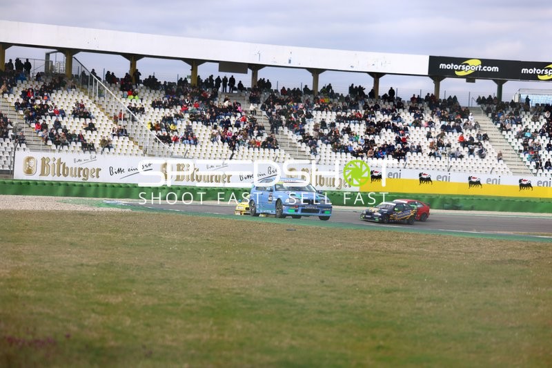 Rennautos in der Kurve beim DMV Goodyear Racing Days