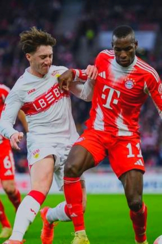 Angelo Stiller (#6; VfB Stuttgart) im Zweikampf gegen N. Jackson (#11; FC Bayern München)