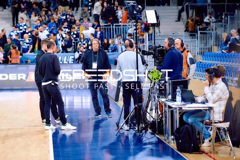 Medienteam bereitet sich auf Basketballübertragung vor