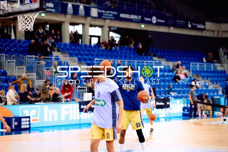 Alba Berlin Spieler wärmen sich vor Spielbeginn auf