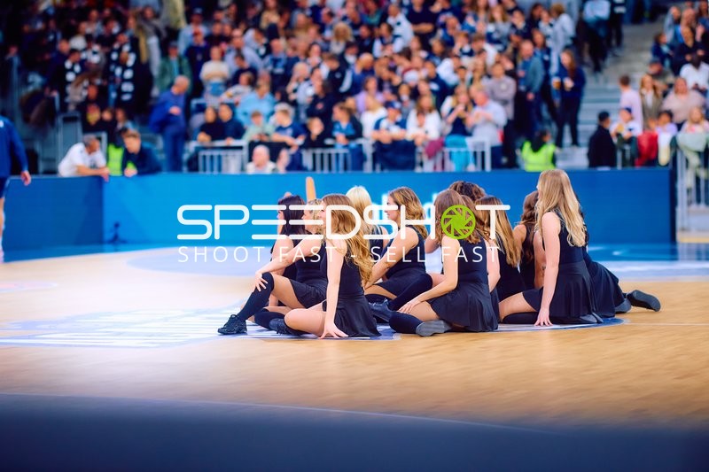Cheerleaders performen vor Basketballspiel