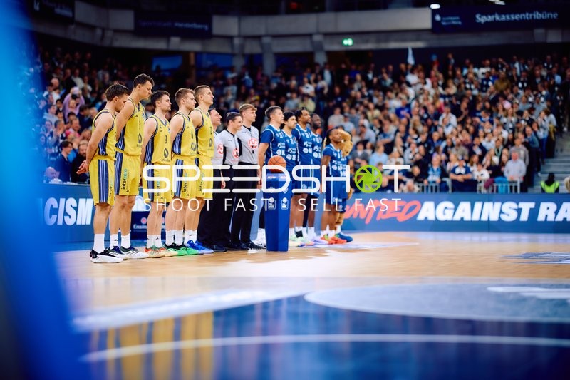 Teams und Schiedsrichter nebeneinander