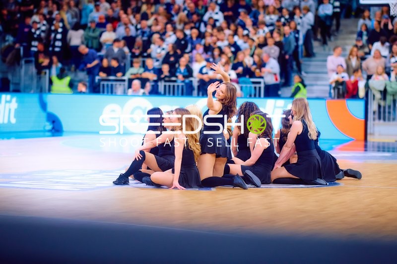 Cheerleader tanzen vor Bundesliga-Spiel