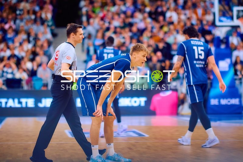 Spieler der MLP Academics im Gespräch mit Schiedsrichter