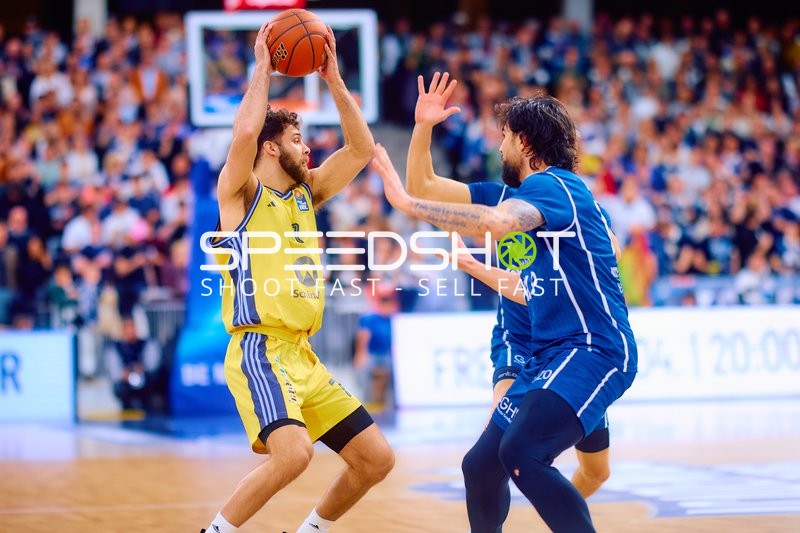 Alba Berlin im Ballbesitz gegen MLP Academics Heidelberg