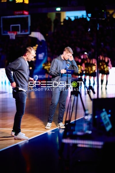 Moderatoren am Spielfeldrand vor Spielbeginn