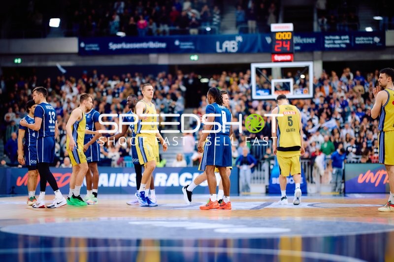 Spieler wärmen sich vor dem Basketballspiel auf