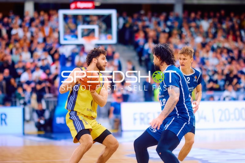 Dribbling im Spiel MLP Academics vs Alba Berlin