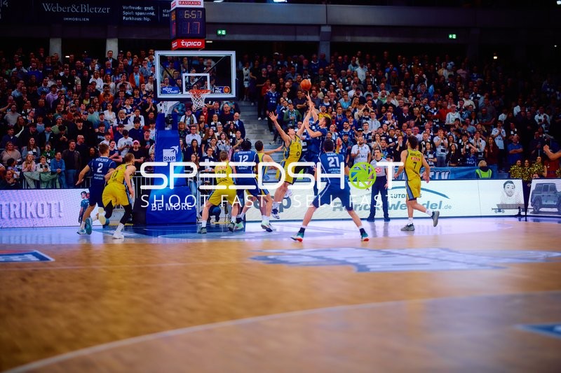 Wurf unter Bedrängnis beim Basketballspiel