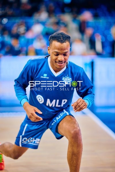 Spieler von MLP Academics Heidelberg wärmt sich auf