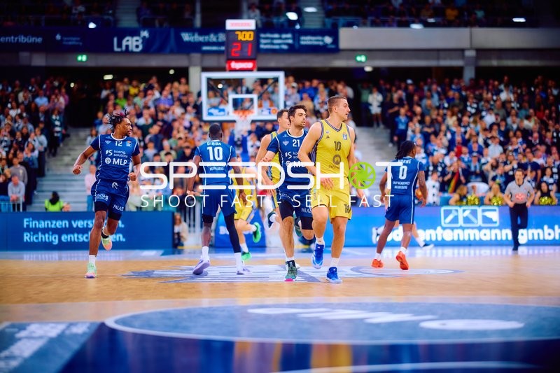 Spieler laufen über das Spielfeld