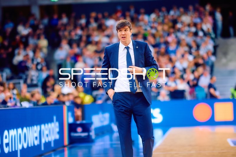 Trainer an der Seitenlinie vor Spielbeginn