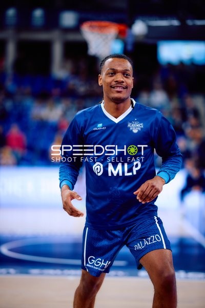 DJ Horne (0, MLP Academics Heidelberg) beim Aufwärmen