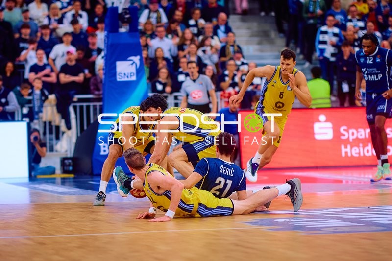 Intensiver Ballkampf auf dem Basketballfeld