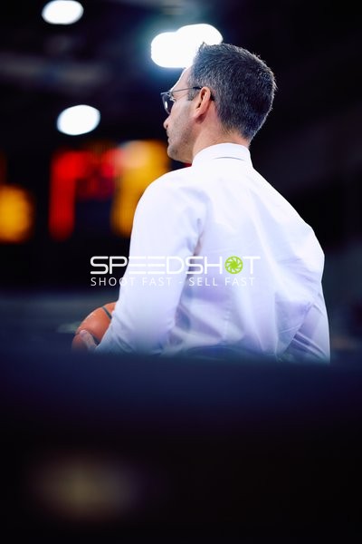 Trainer beobachtet das Spielfeld