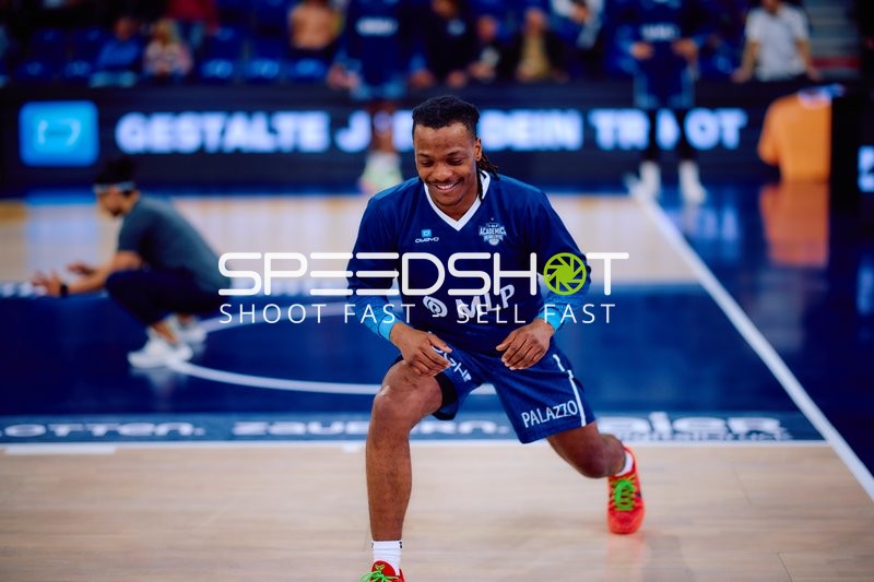 Spieler der MLP Academics Heidelberg wärmt sich auf