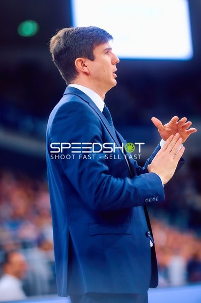 Basketball-Coach gestikuliert am Spielfeldrand