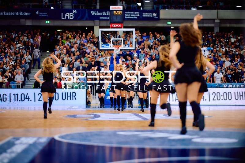 Cheerleader-Auftakt im SNP Dome