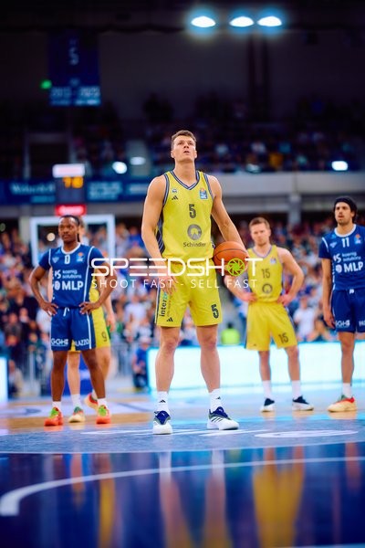 Yanni Wetzell (5, Alba Berlin) vor Freiwurf