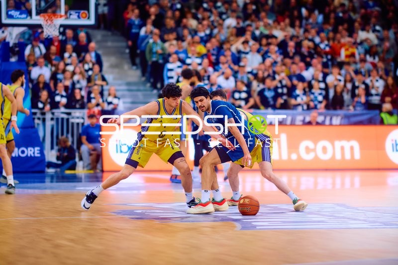 Gabriele Procida (1, Alba Berlin) gegen Alex Barcello (13, MLP Academics Heidelberg) am Ball