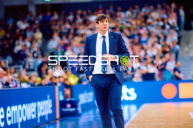 Trainer von Alba Berlin am Spielfeldrand