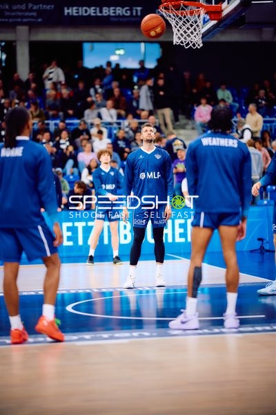 Spieler wärmen sich vor dem Match auf